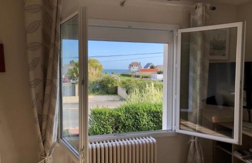Lion-sur-Mer House | La Maison des phares