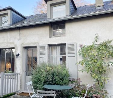 Senlis Apartment | La Maison des Rues Pavées avec jardin by La Boîte En Plus