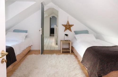 Senlis Apartment | La Maison des Rues Pavées avec jardin by La Boîte En Plus