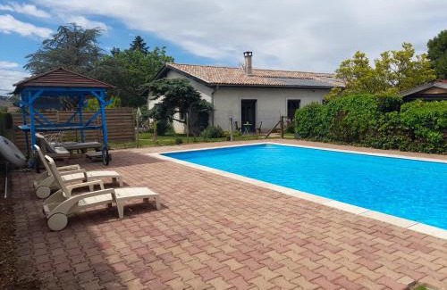 Saint-Bernard Bed & Breakfast | La maison du Bonheur - Chambre Tourterelle - borne de recharge VE