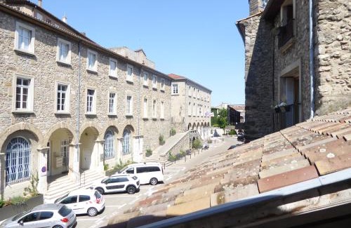 Tournon-sur-Rhone Apartment | La Maison du Château au calme et centrale