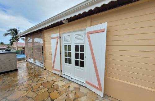 Le Vauclin House | La Maison du Pécheur 97280 vous propose 2 bungalow, 2 Piscine privé avec jaccuzi intégrés, a 5 min de la plage et 2 min du port de pêche