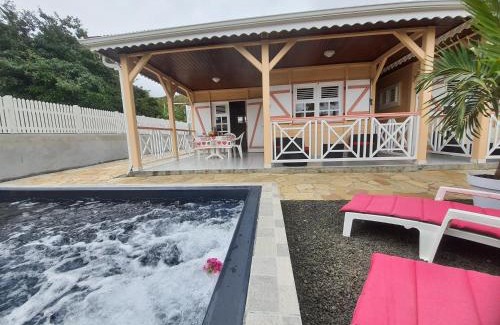 Le Vauclin House | La Maison du Pécheur 97280 vous propose 2 bungalow, 2 Piscine privé avec jaccuzi intégrés, a 5 min de la plage et 2 min du port de pêche