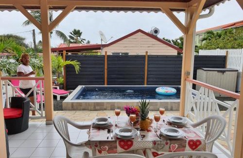 Le Vauclin House | La Maison du Pécheur 97280 vous propose 2 bungalow, 2 Piscine privé avec jaccuzi intégrés, a 5 min de la plage et 2 min du port de pêche