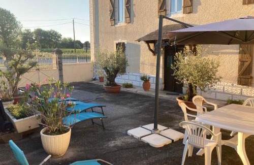 Ledeuix House | La Maison du soleil L Aulhere 3 étoiles ,Maison familiale 6-7 personnes, Jacuzzi , Massages bien-être en option