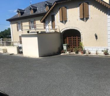 Ledeuix House | La Maison du soleil L Aulhere 3 étoiles ,Maison familiale 6-7 personnes, Jacuzzi , Massages bien-être en option