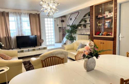 Bondy House | La maison est située en face de la gare