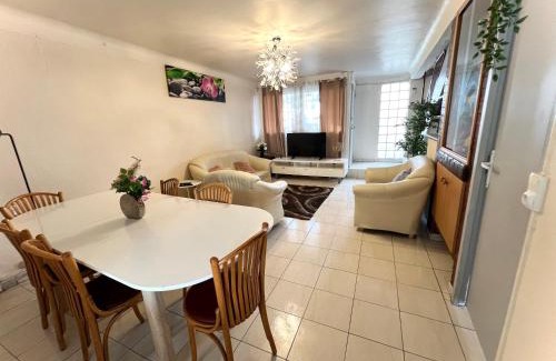 Bondy House | La maison est située en face de la gare