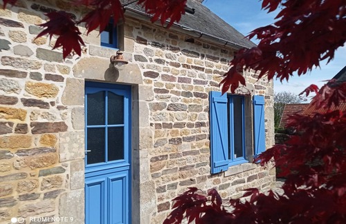 Montaigu-la-Brisette House | La Maison Bleue