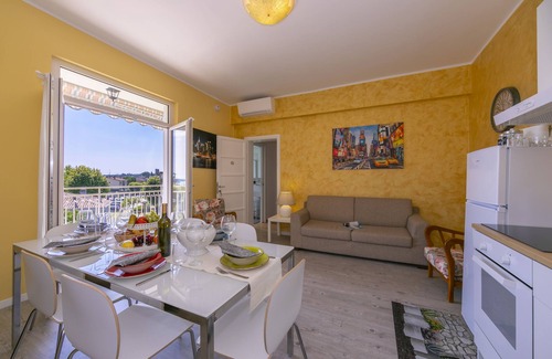 Desenzano del Garda Apartment | La Maison Fleurie Appartamento Giglio, Desenzano Del Garda, Italy
