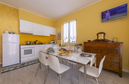 Desenzano del Garda Apartment | La Maison Fleurie Appartamento Giglio, Desenzano Del Garda, Italy
