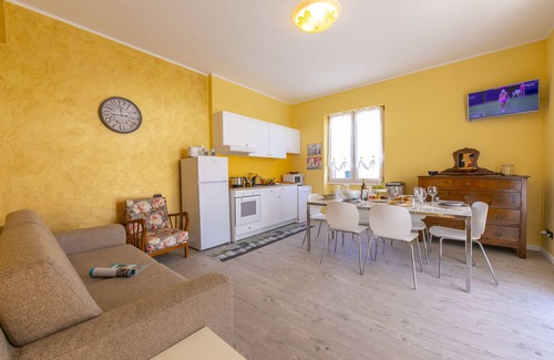 Desenzano del Garda Apartment | La Maison Fleurie Appartamento Giglio, Desenzano Del Garda, Italy