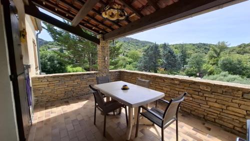 Rochecolombe Apartment | La maison près de la cascade.