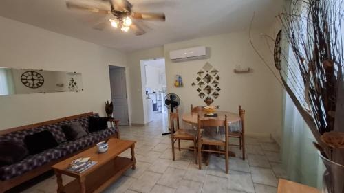 Rochecolombe Apartment | La maison près de la cascade.