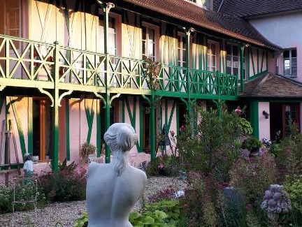Saint-Pierre-d'Autils House | La maison rose