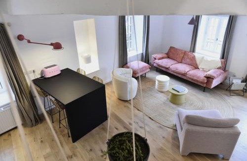Roanne House | La Maison Rose, chaleureuse et luxueuse