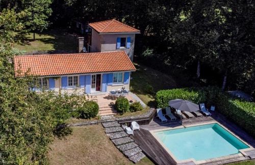 Laprade House | La Maison sur la Colline