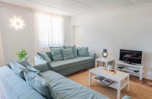 Laprade House | La Maison sur la Colline