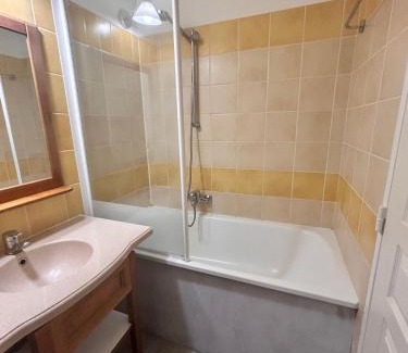 Marciac House | La Maison Tranquille at the Lake 1 Bedroom House