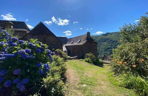 Montezic Villa | La Maison Trebuc, with its magnificent view