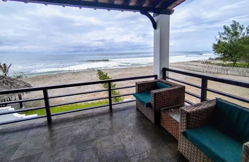 Puerto Cayo House | La Mansión. Al pie del mar.