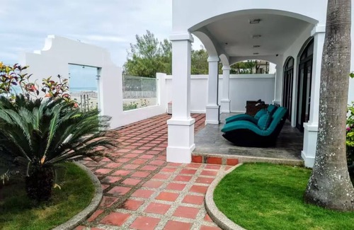 Puerto Cayo House | La Mansión. Al pie del mar.