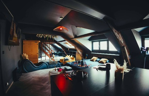 Downtown Angers Apartment | La Marble room