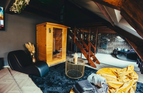 Downtown Angers Apartment | La Marble room