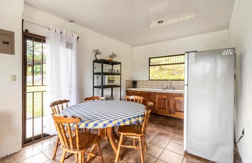 Angeles Sur Apartment | La Martinita - Cozy 2 Bedroom Cottage in San Ramon
