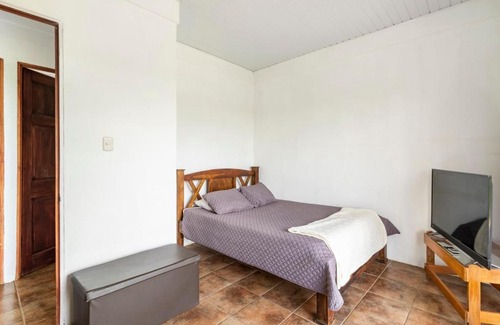Angeles Sur Apartment | La Martinita - Cozy 2 Bedroom Cottage in San Ramon