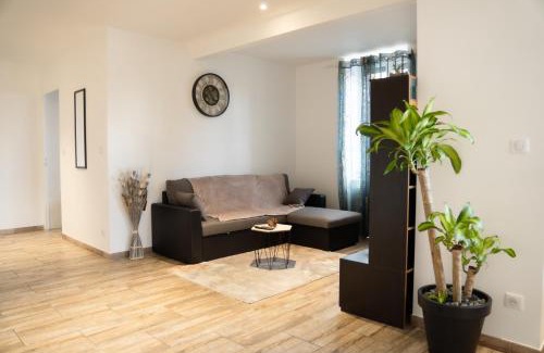 Le Creusot Apartment | La Menorah
