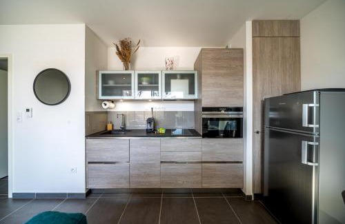 Royan Apartment | La Pépite - Appt en Hypercentre au calme, Terrasse et Garage - Res Meyer