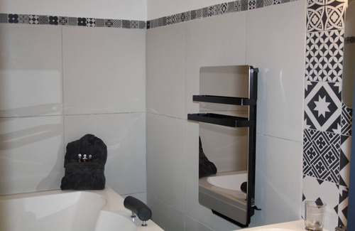 Toulon Bed & Breakfast | La parenthèse amoureuse: bed and breakfast between sea and mountains jacuzzi, tantra