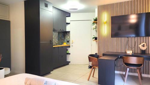 Palaiseau Apartment | La Parisienne - Spacieux studio avec parking privé