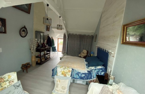 Noyant-de-Touraine Bed & Breakfast | La Patriaie Chez Jacky et Maryse large, cosy room, private bathroom