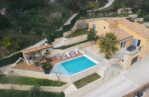 Tourrettes-sur-Loup Villa | La patchoulie Beautiful family villa with sea view, swimming pool and jacuzzi