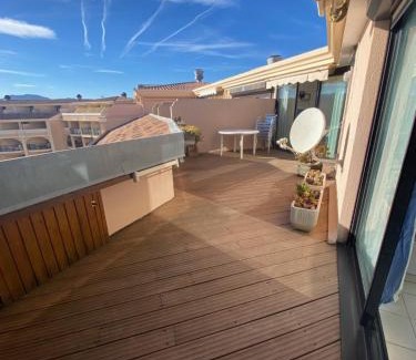 Cannes La Bocca Apartment | La Perla del Mare