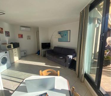 Cannes La Bocca Apartment | La Perla del Mare