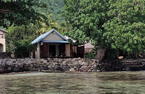 Pihaena House | La Perle de Moorea Fare MOANA ITI LAGON EDGE FOOT IN WATER OPUNOHU BAY