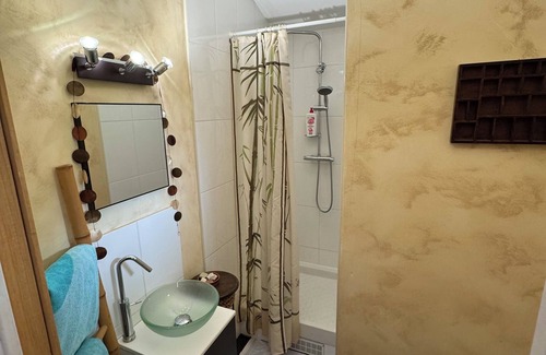 Chassieu Bed & Breakfast | La Petite Maison Chez JP. À Proximité du Stade et du Parc Eurexpo