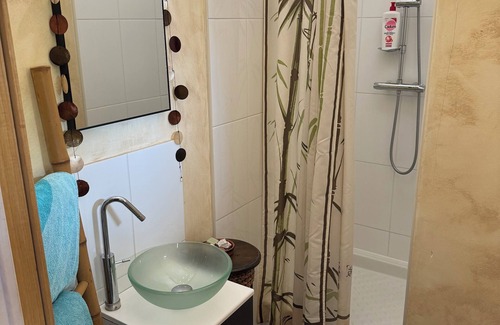 Chassieu Bed & Breakfast | La Petite Maison Chez JP. À Proximité du Stade et du Parc Eurexpo