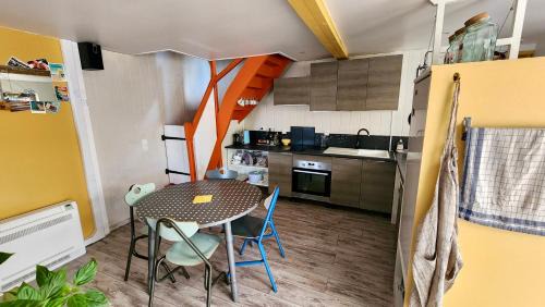 Quiberville House | la petite maison en bois bleue