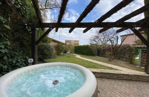 Charly House | La Petite Maison, jardin et jacuzzi, proche de Lyon