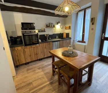 Avallon House | "La petite maison" Triplex au centre ville - Les Terres du Roy