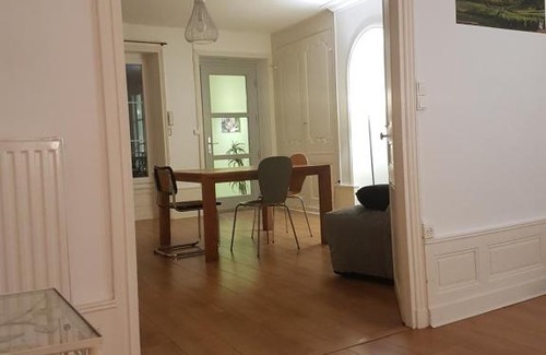 Dole Apartment | La place aux fleurs