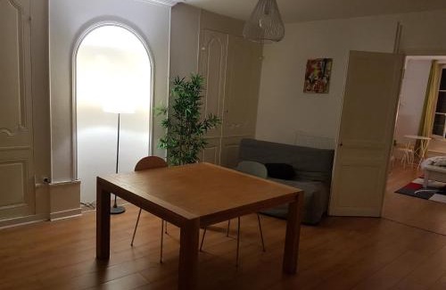 Dole Apartment | La place aux fleurs
