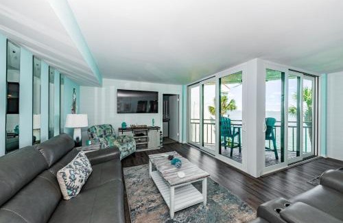 Isla del Sol House | La Puerta Island Retreat with Florida Flair