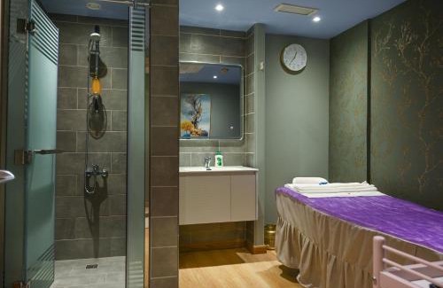 Abu Dhabi City Center Hotel | La Quinta by Wyndham Abu Dhabi Al Wahda