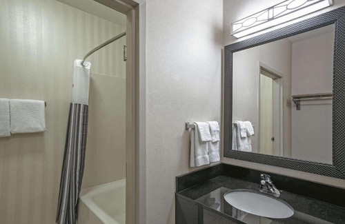 Lakeview Hotel | La Quinta by Wyndham Manassas Battlefield