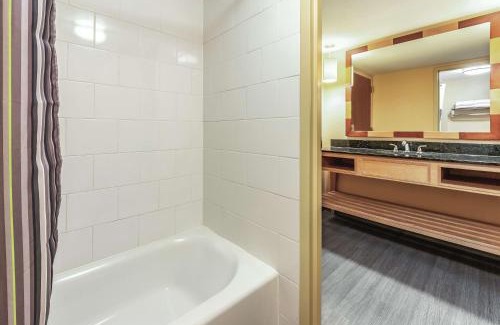 Naples Hotel | La Quinta by Wyndham Naples Downtown